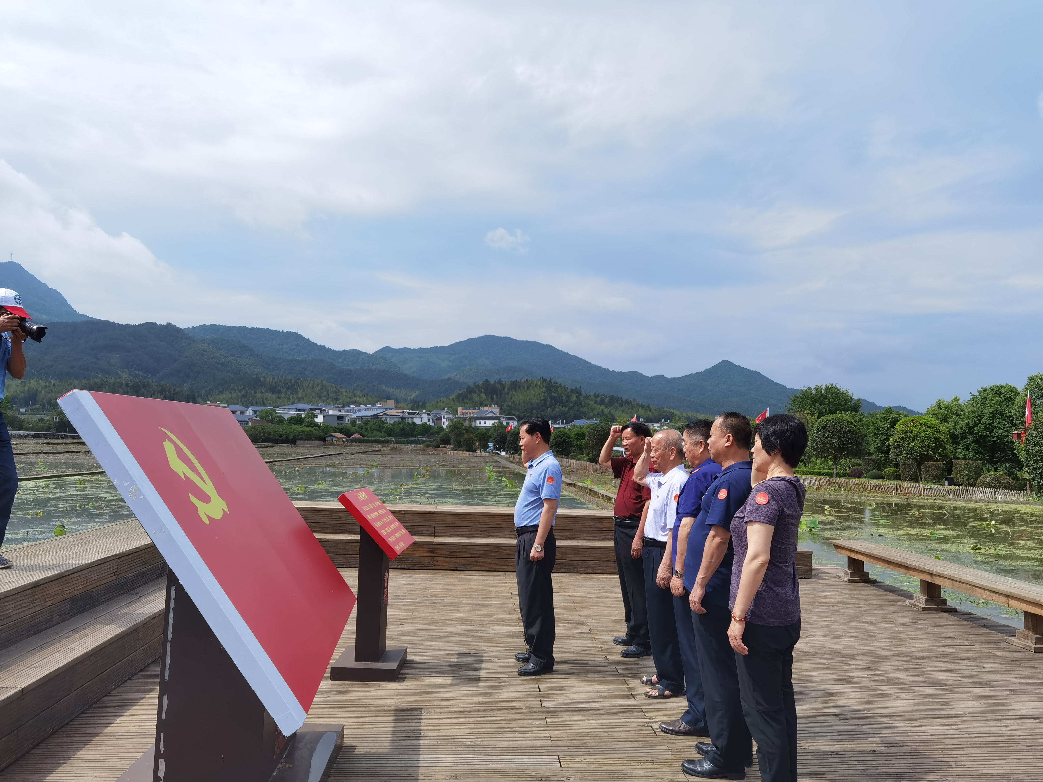 平遠(yuǎn)縣方志辦黨員在古田會議舊址黨旗前重溫入黨誓詞