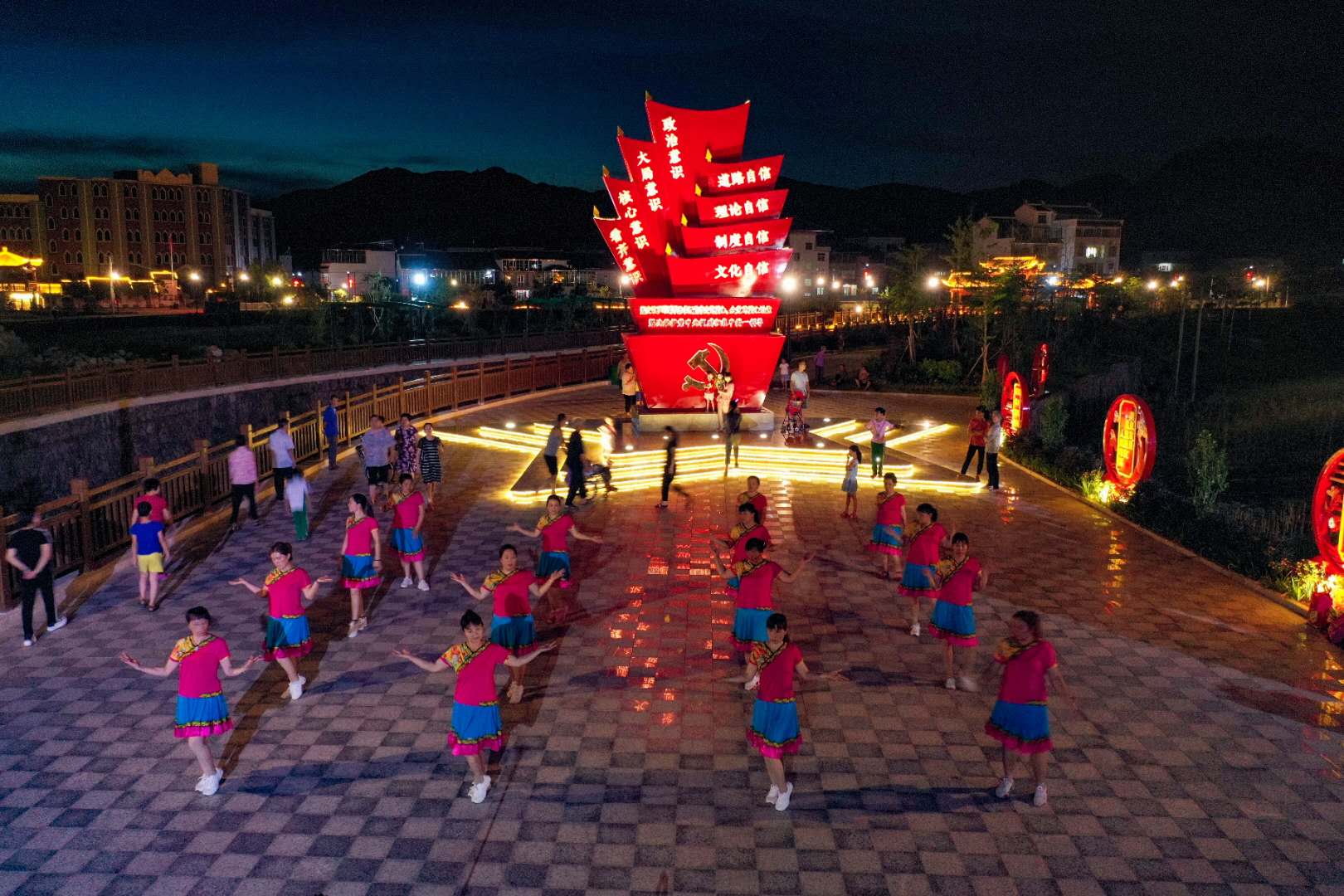 村民在跳廣場舞.jpg