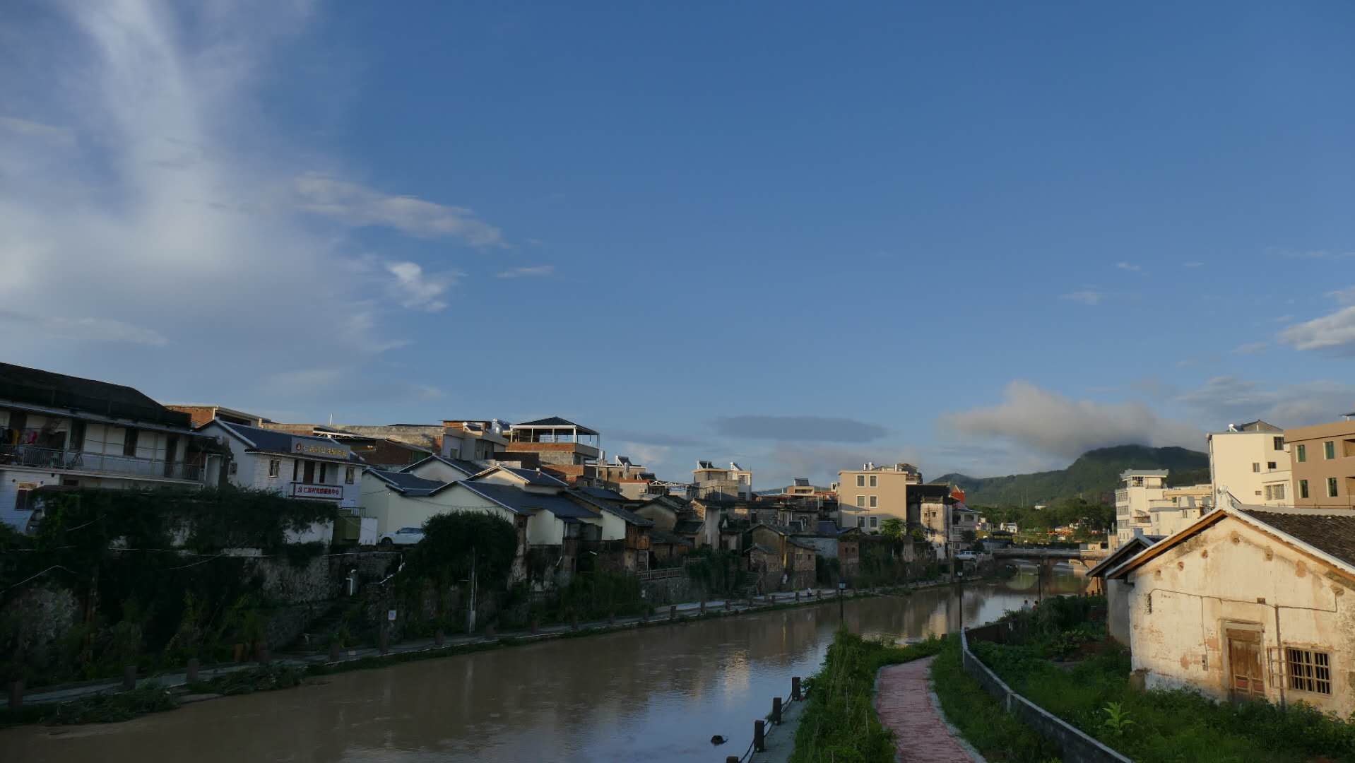 仁居河岸的老城區(qū).jpg
