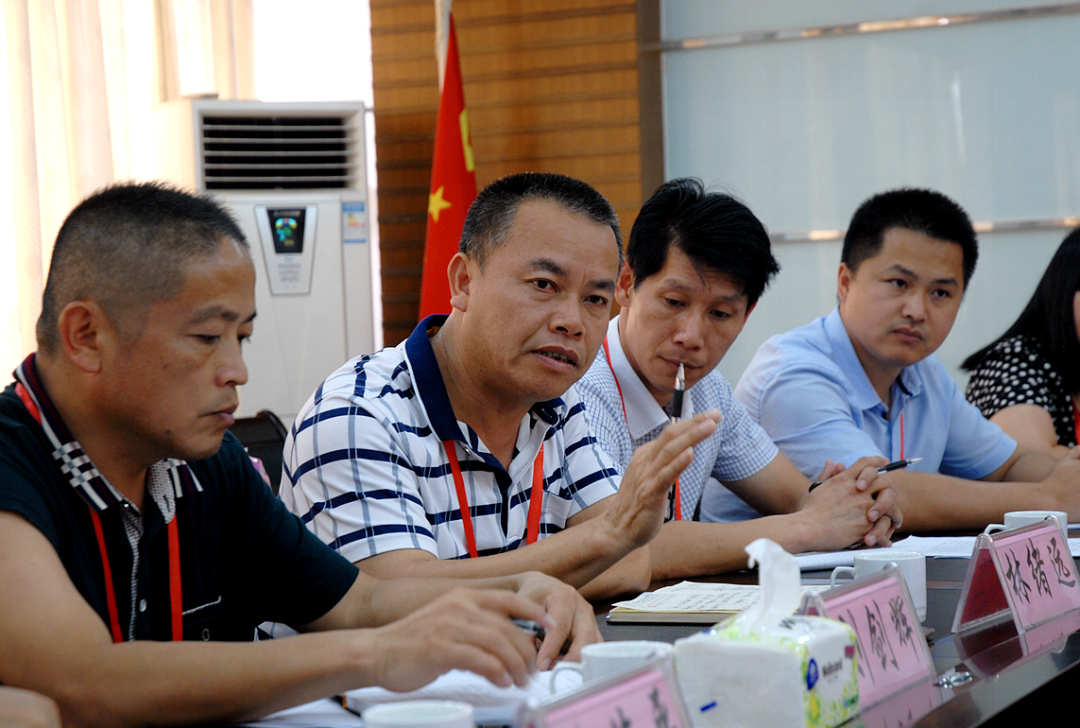 2017年6月28日，林緒遠(yuǎn)（左二）參加市人大調(diào)研活動時發(fā)言（平遠(yuǎn)縣地方志辦提供）.png