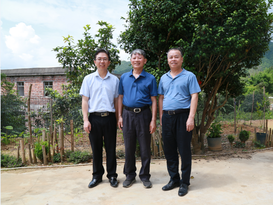 與邱舉良合影.png