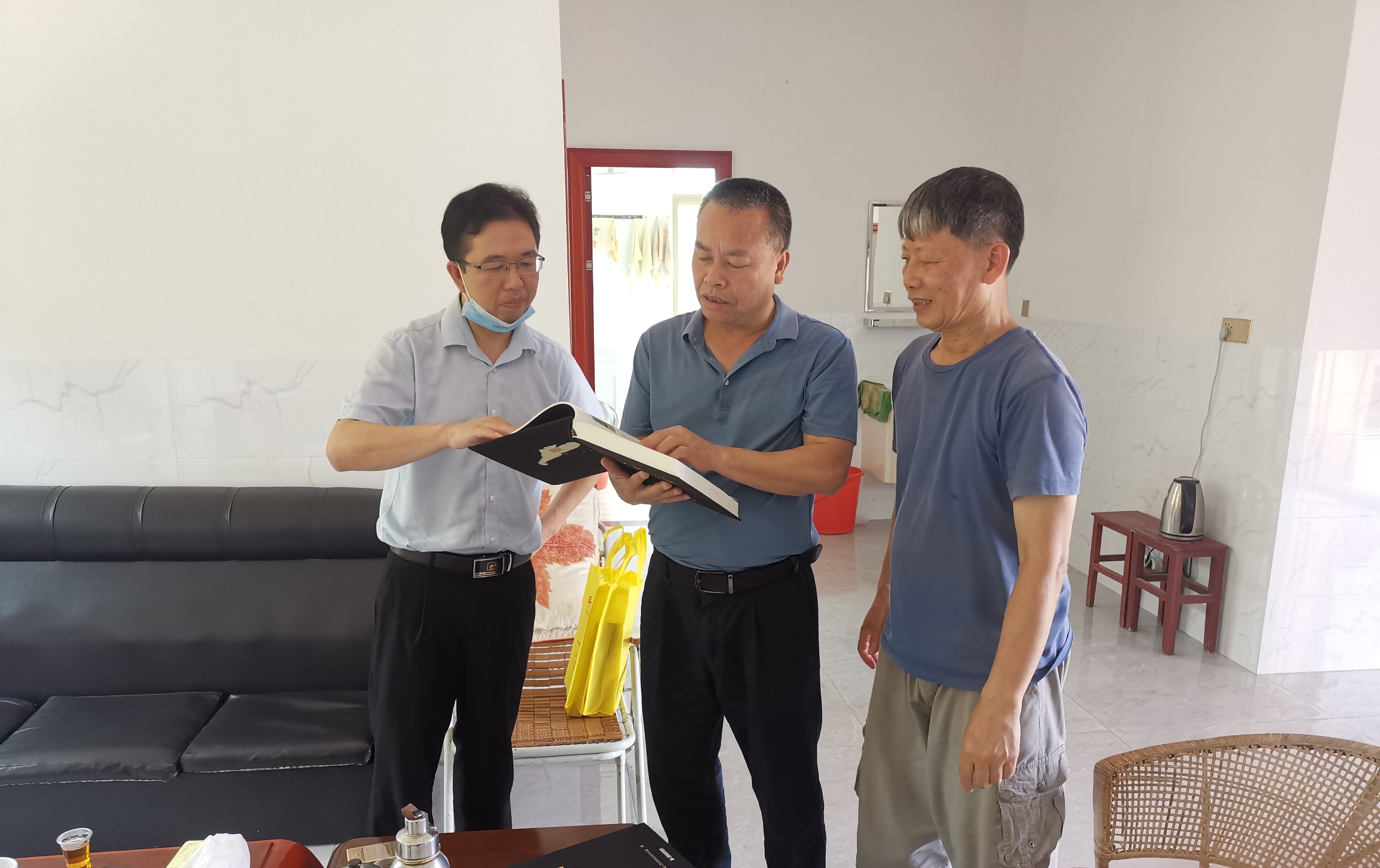 與邱舉良討論全粵村情.jpg
