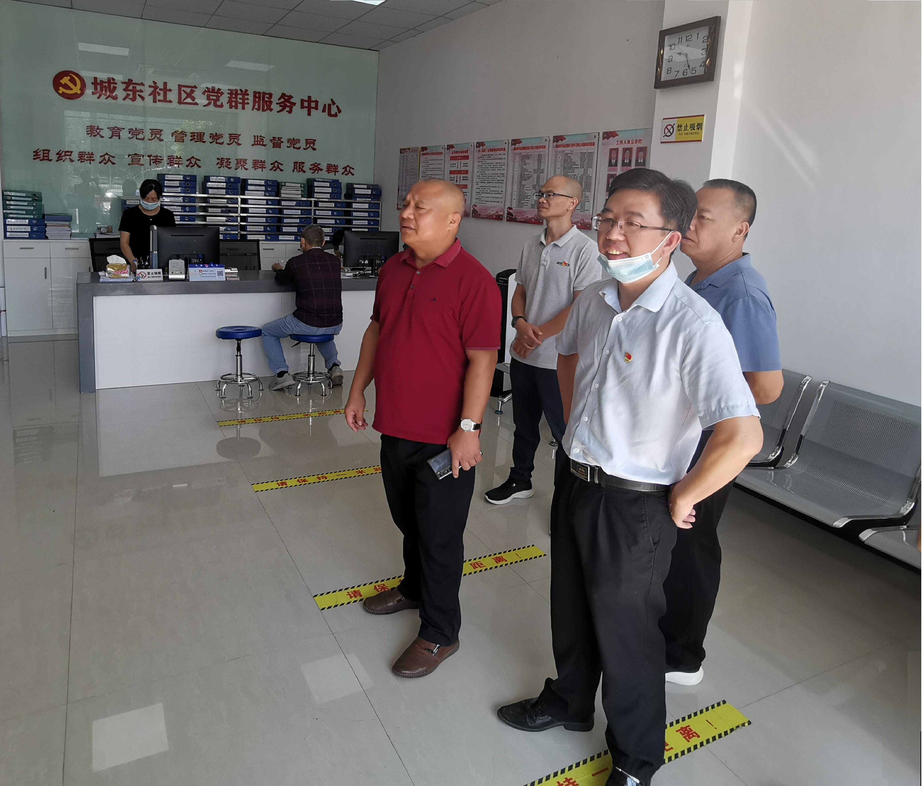 縣地方志辦支部黨員在城東社區(qū)居委會(huì)辦公室開(kāi)展黨建指導(dǎo)、政策宣傳等活動(dòng) （吳嘉業(yè)攝于2022年）.jpg
