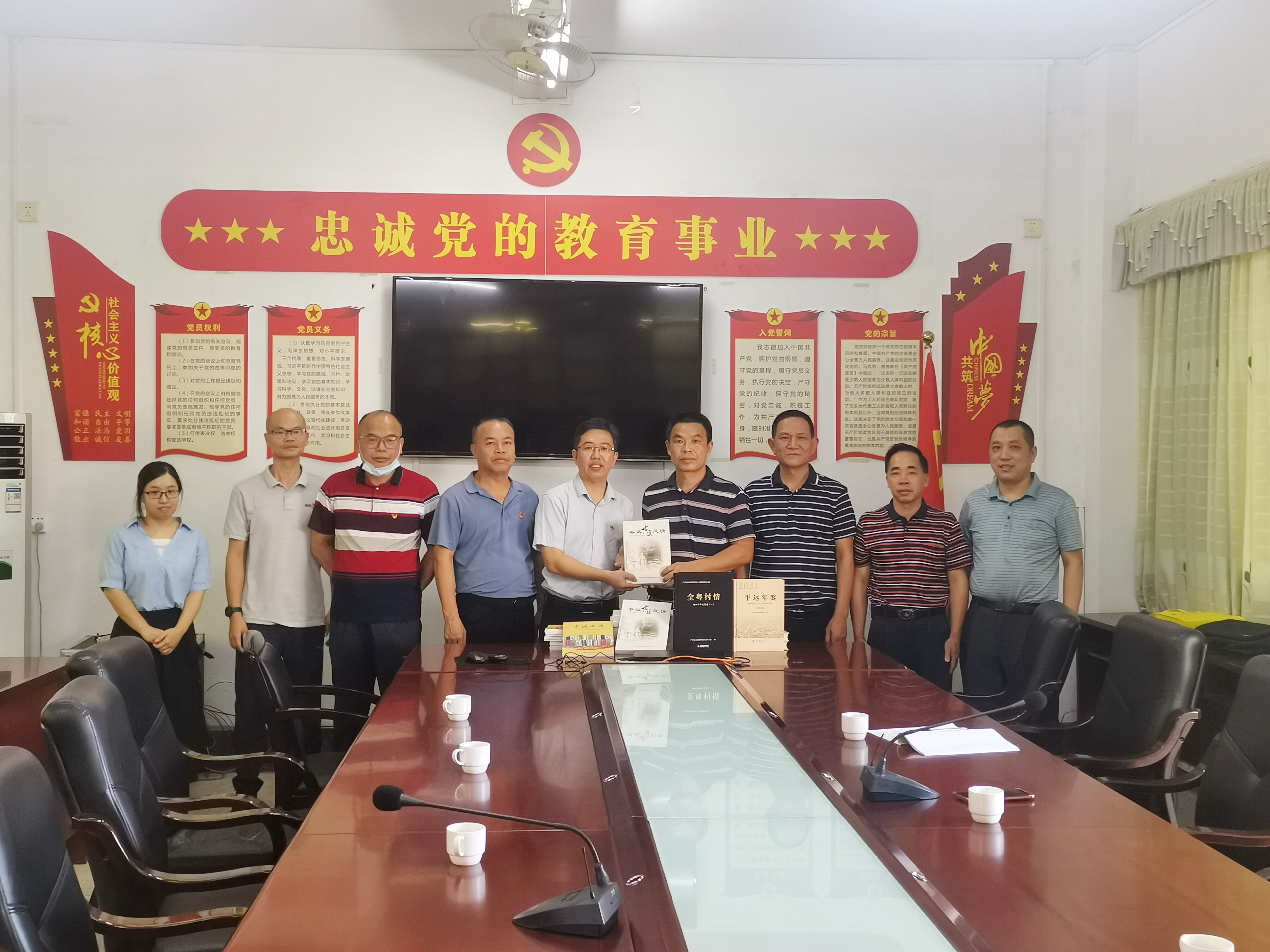 縣地方志辦向平遠縣田家炳中學贈書（吳嘉業(yè) 攝于2022年）.jpg