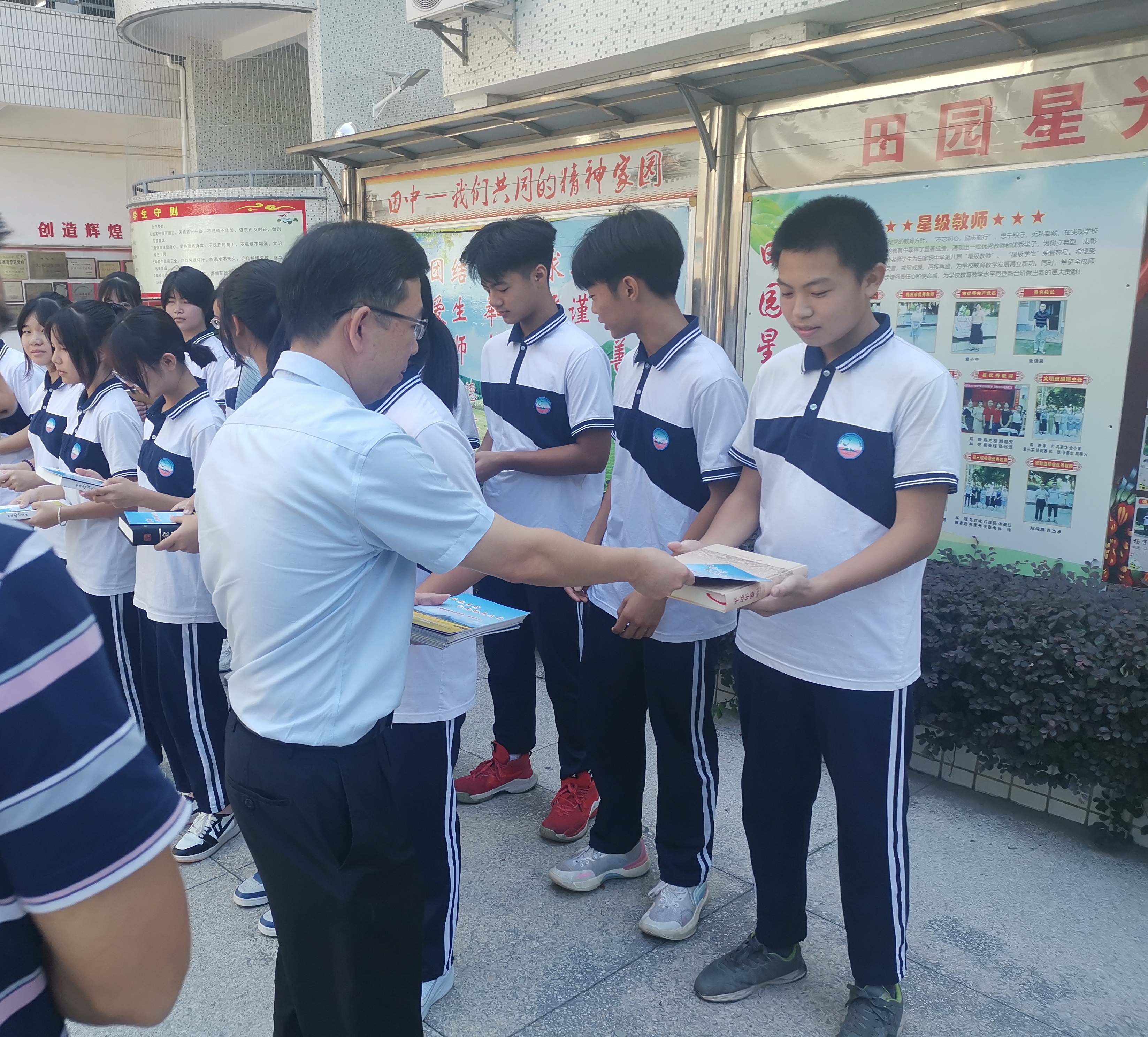 縣地方志辦主任姚志粦向平遠縣田家炳中學初三年級同學贈書并發(fā)放“多彩鄉(xiāng)村 弘揚嶺南文化”主題宣傳手冊（吳嘉業(yè) 攝于2022年）.jpg