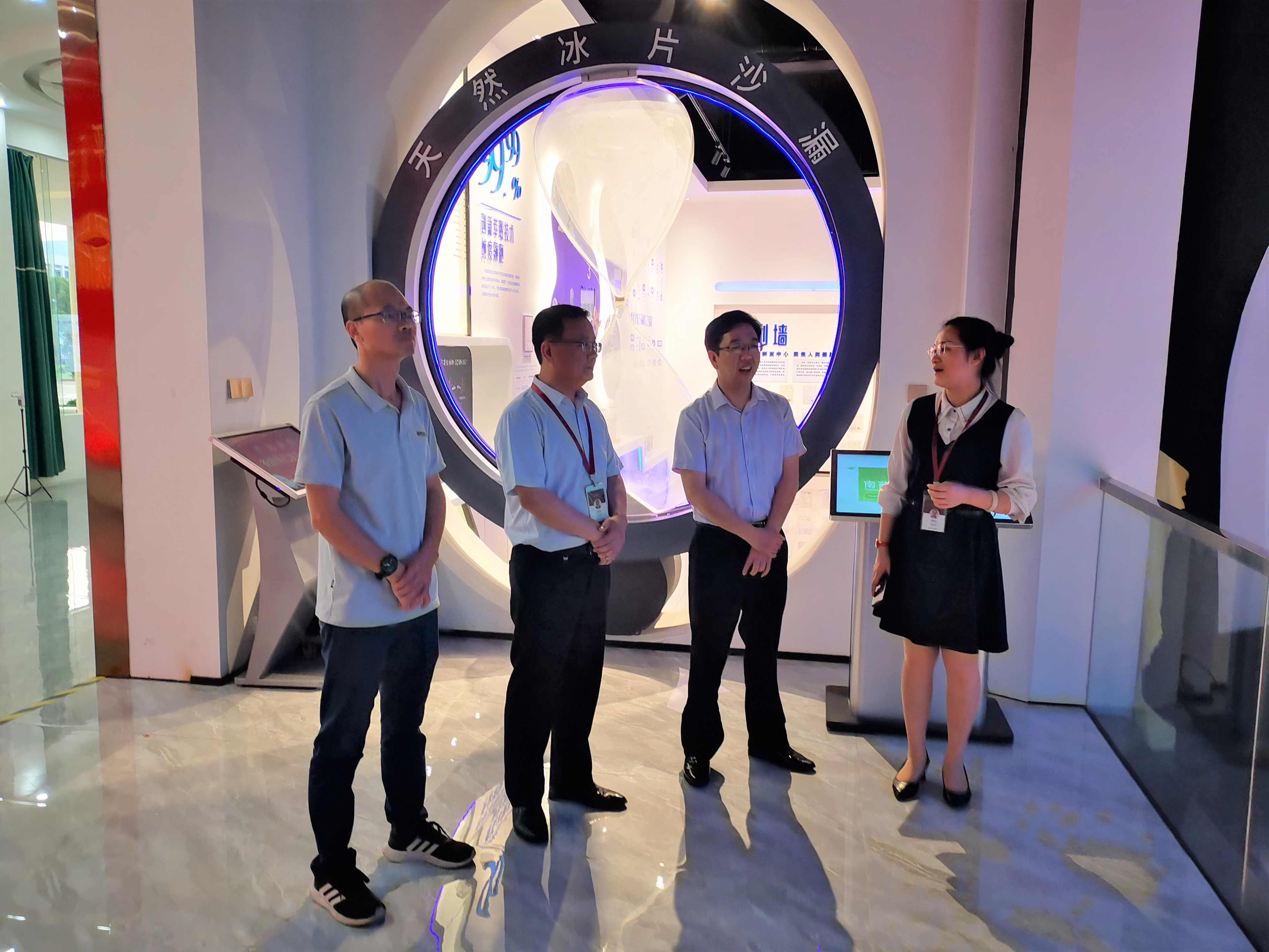 2023年4月17日，縣地方志辦主任姚志粦（右二）一行參觀了解廣東藥莊生物科技有限公司生產(chǎn)的天然冰片產(chǎn)品（吳嘉業(yè) 攝）.jpg