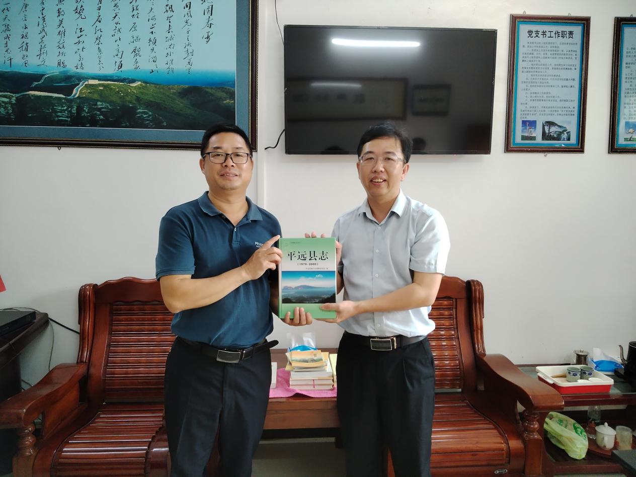 2024年10月16日，平遠(yuǎn)縣地方志辦公室主任姚志粦（右）向冬青實(shí)驗(yàn)學(xué)校贈(zèng)書.jpg